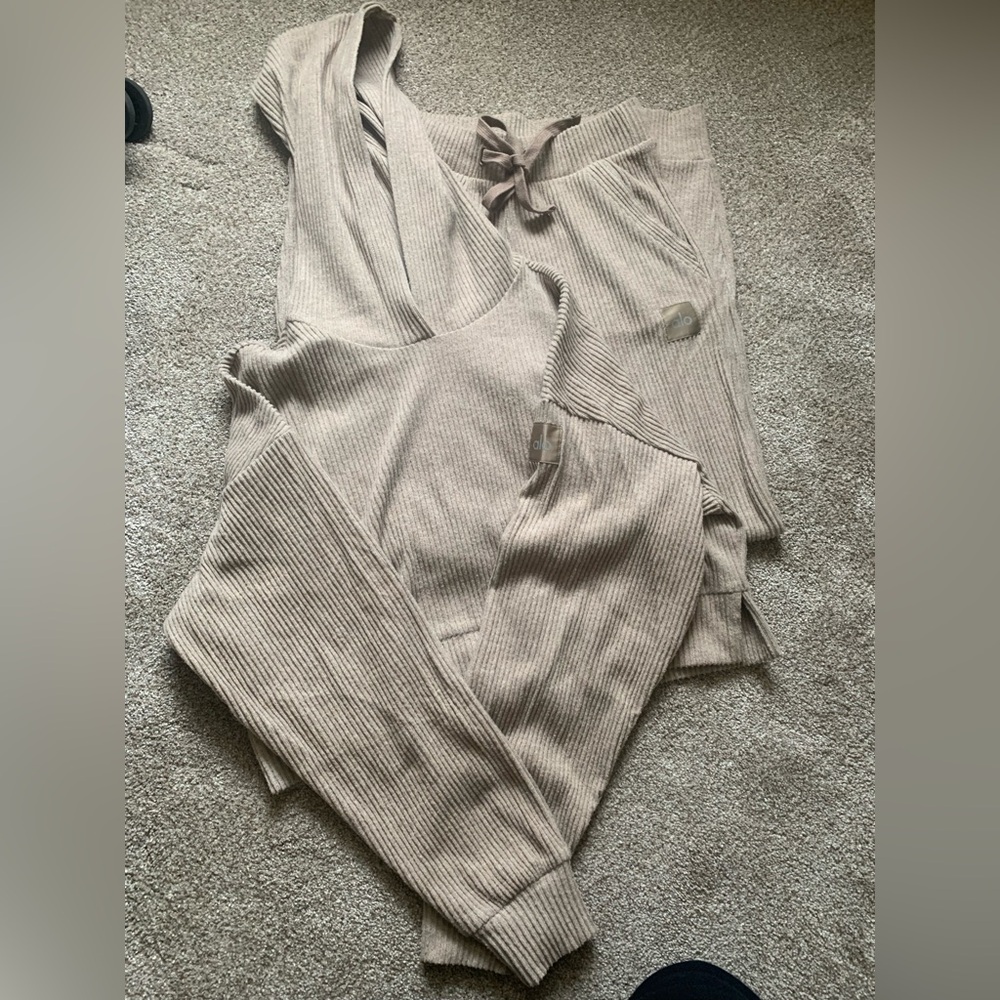 ALO Yoga Muse Lounge Set